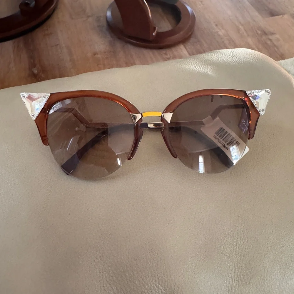 Fendi Cat-Eye Sunglasses with crystal - Picture 2 of 4